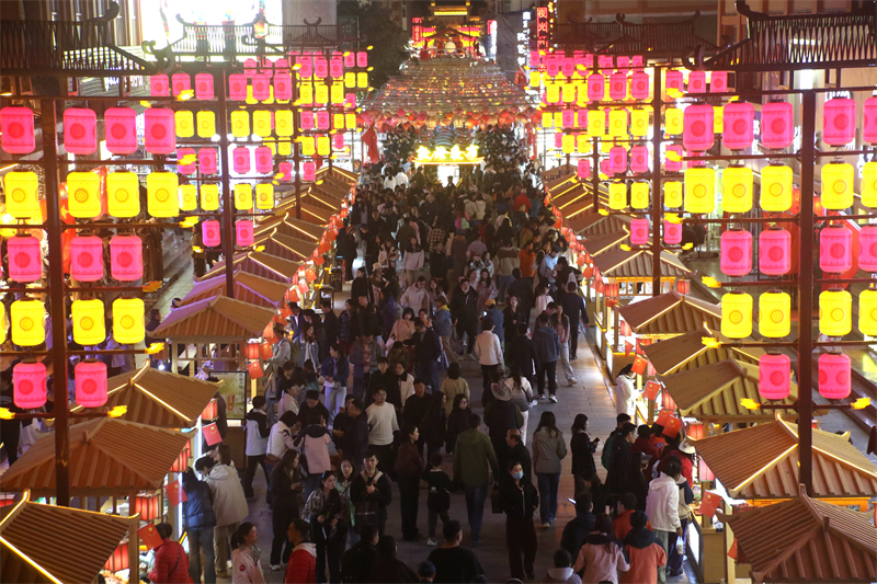 敦煌夜市。敦煌市委宣傳部供圖，張曉亮攝